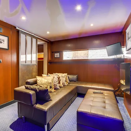 Vip Yacht & ホテル 3*