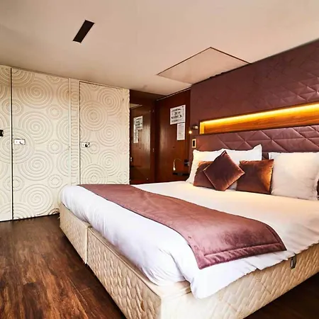 Vip Yacht & ホテル