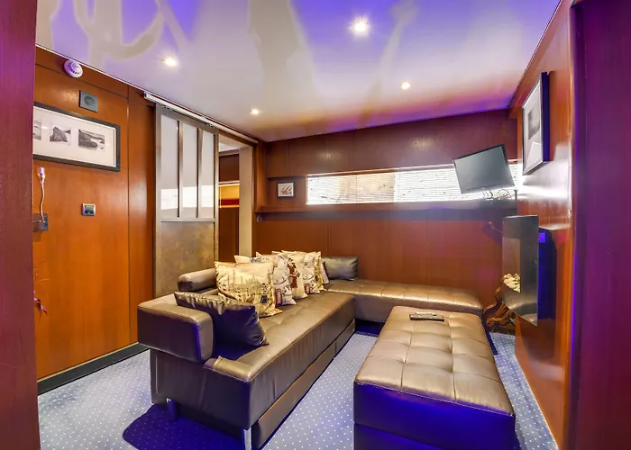 Vip Yacht Hôtel&spa Hotel 3*