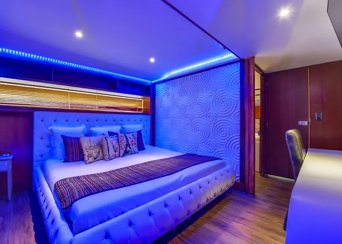 Отель Vip Yacht & Париж